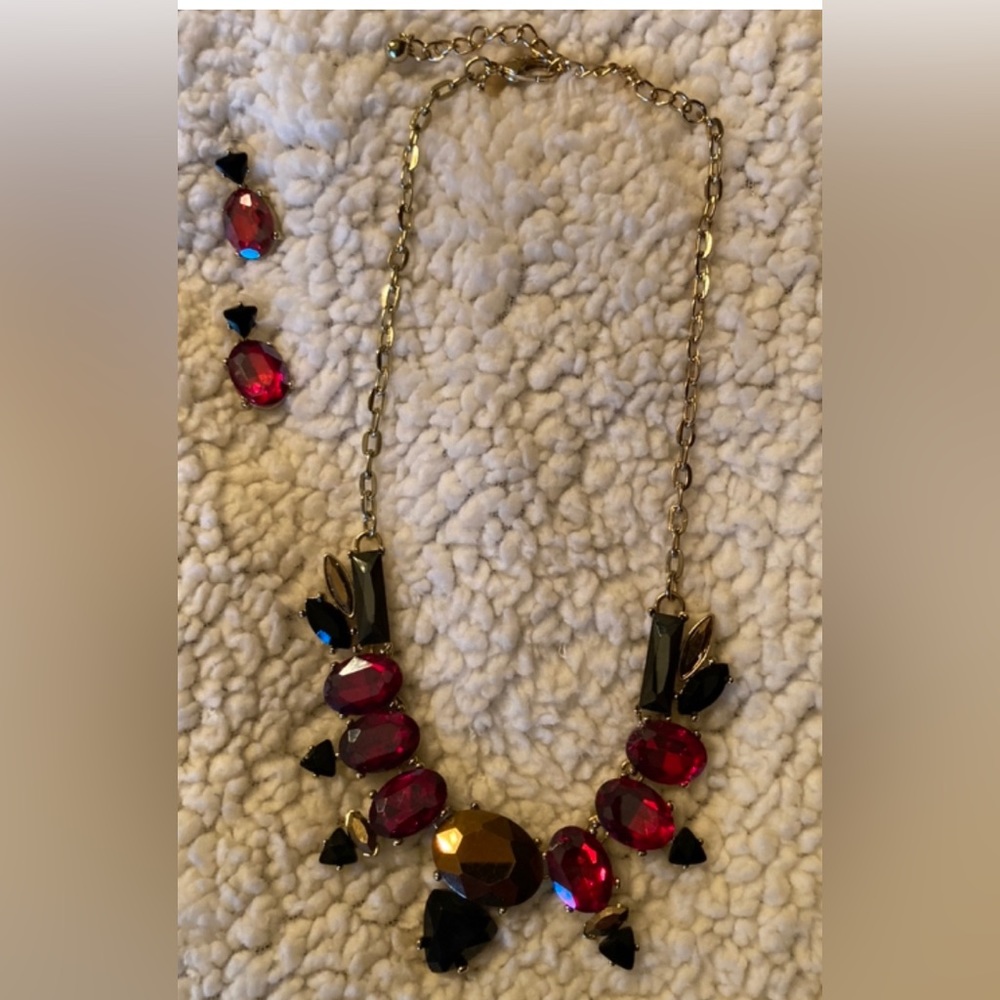 Stunning necklace. Ruby and black in color. Never worn. From Chicos.